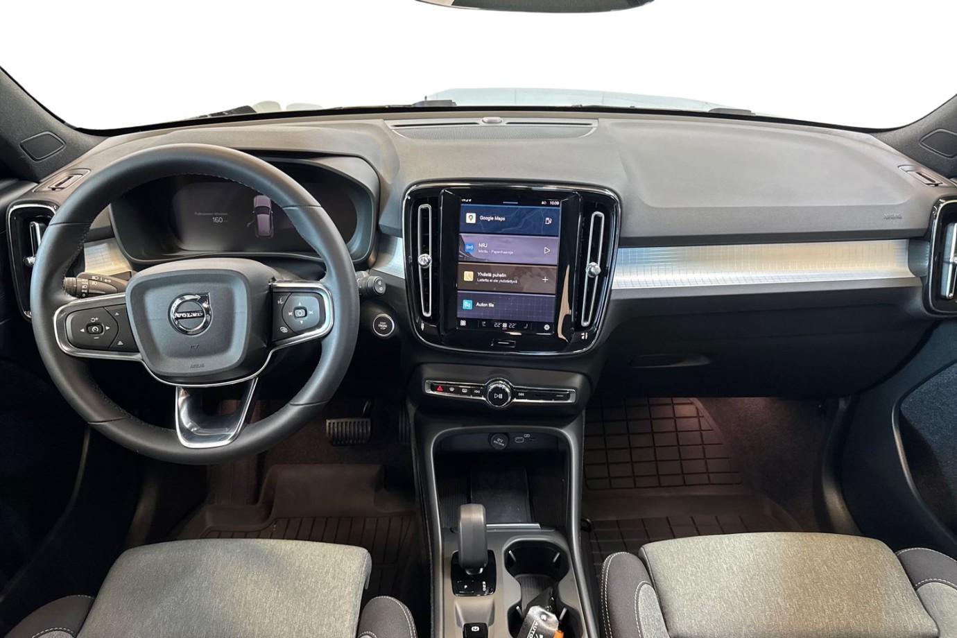Esittelykuva VOLVO XC40 kevythybridiautosta.