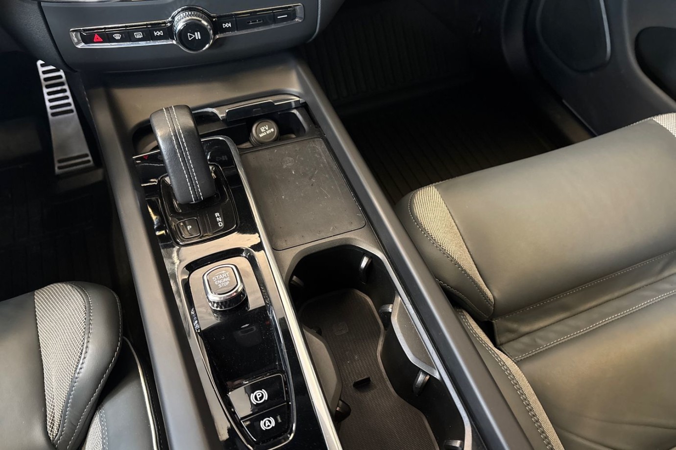 Esittelykuva Volvo XC60 lataushybridiautosta.