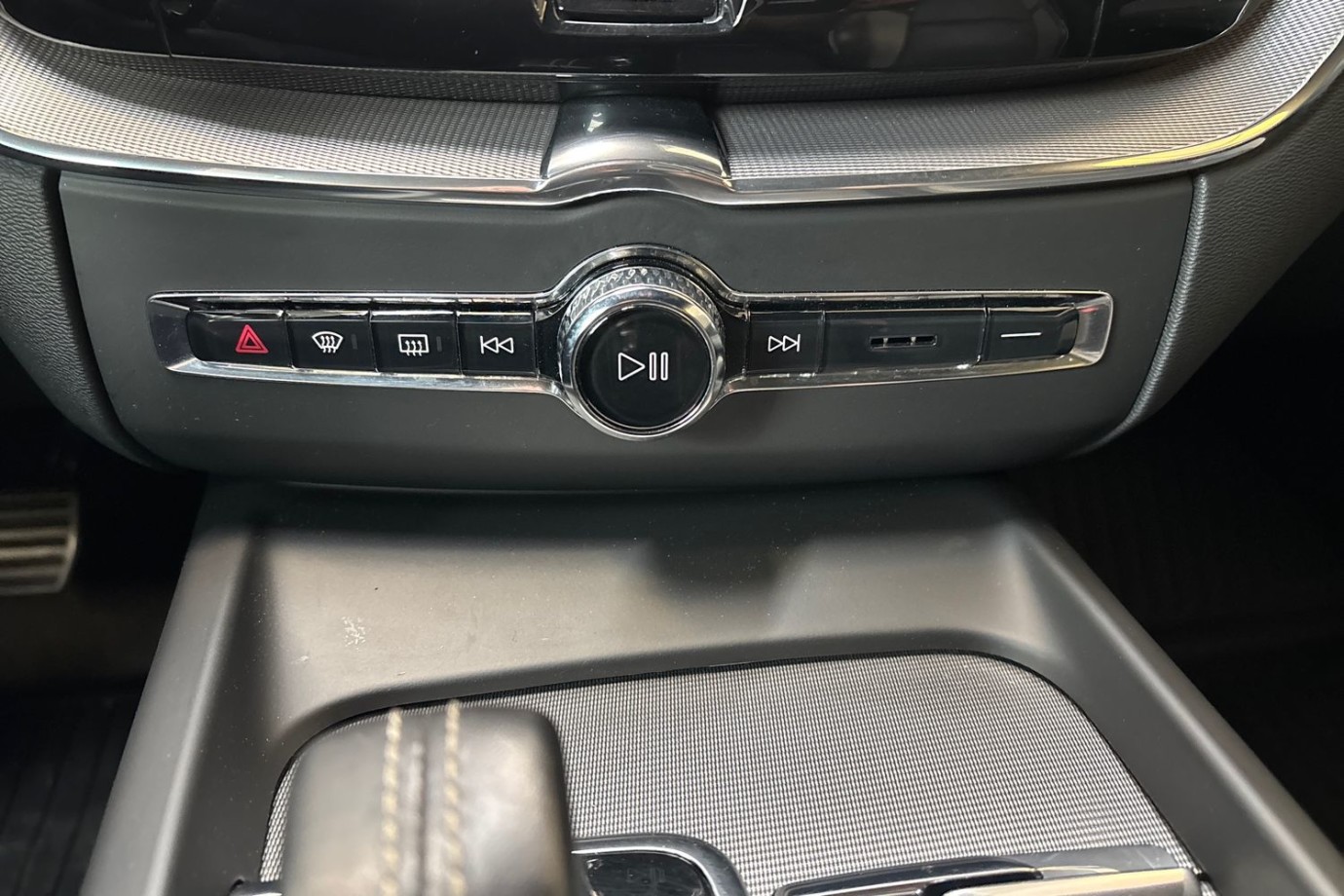 Esittelykuva Volvo XC60 lataushybridiautosta.