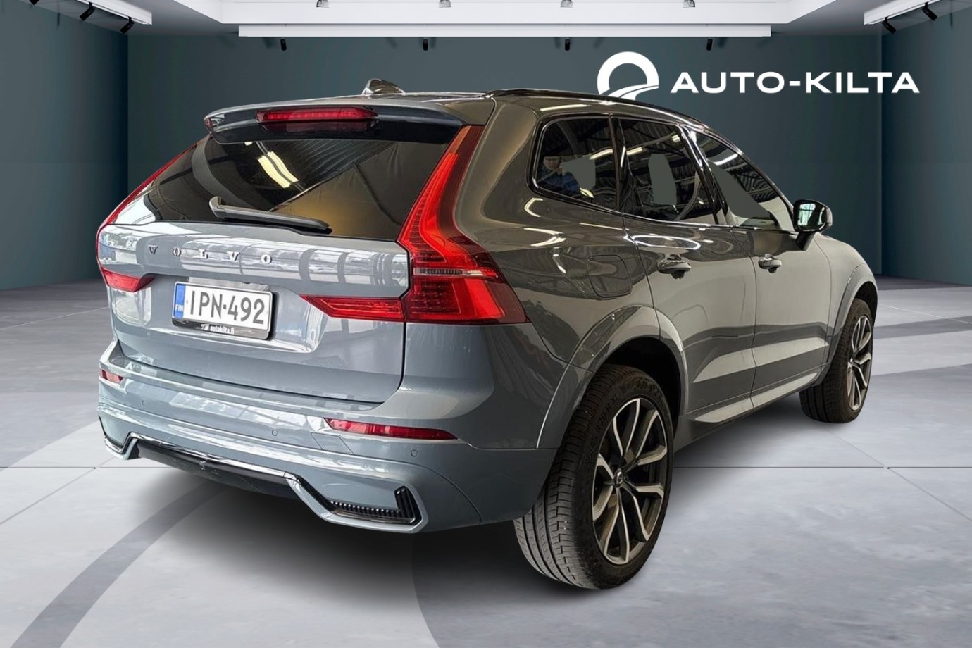 Esittelykuva Volvo XC60 lataushybridiautosta.