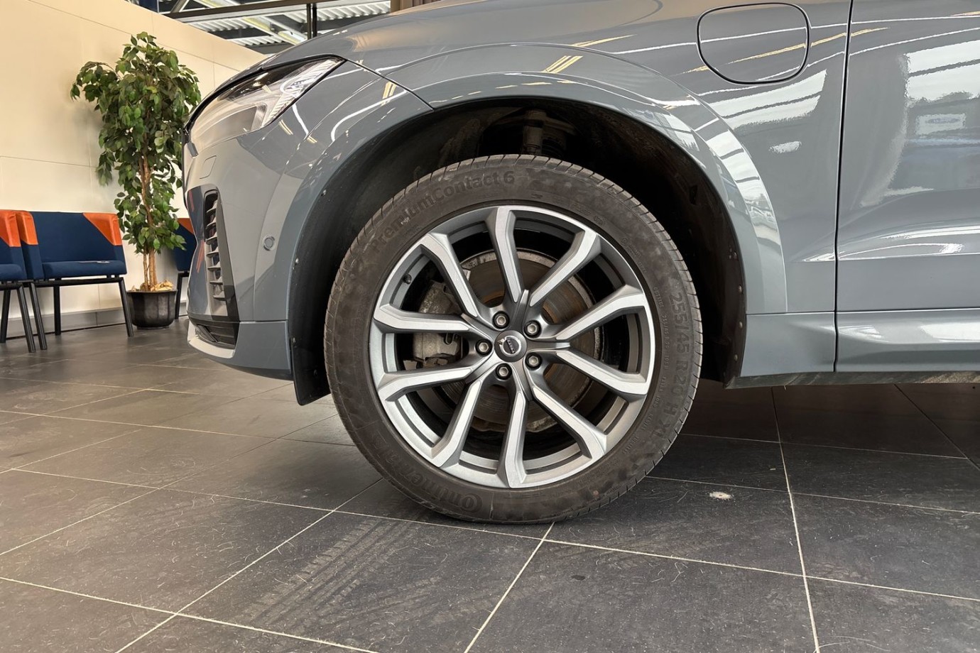 Esittelykuva Volvo XC60 lataushybridiautosta.