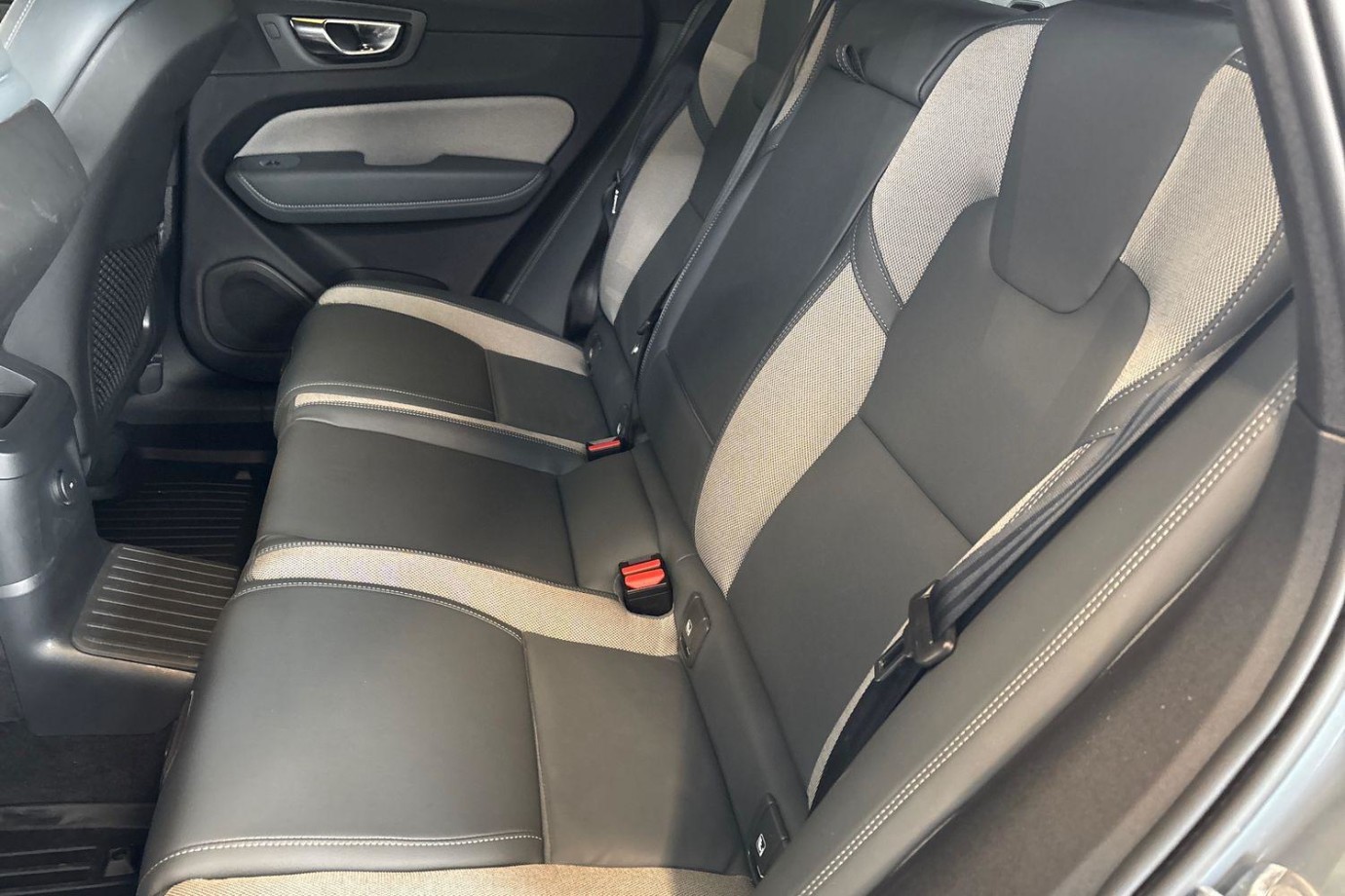 Esittelykuva Volvo XC60 lataushybridiautosta.