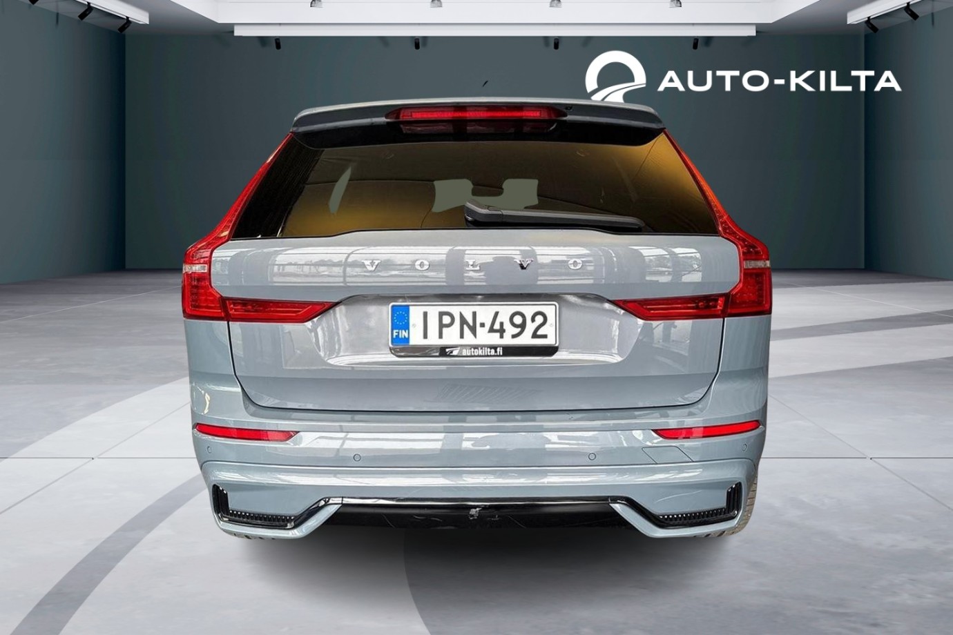 Esittelykuva Volvo XC60 lataushybridiautosta.