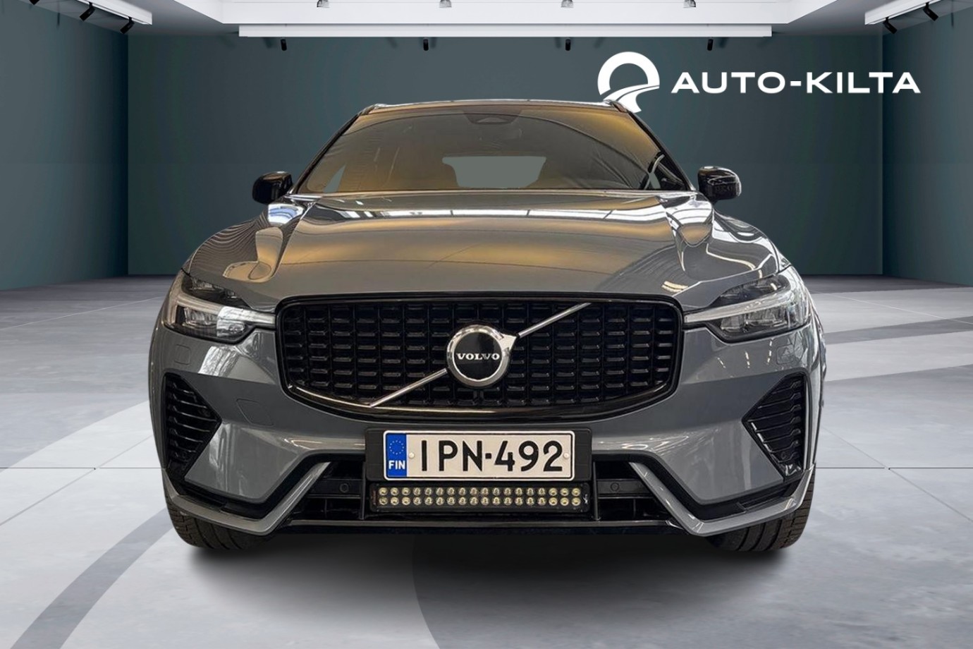 Esittelykuva Volvo XC60 lataushybridiautosta.