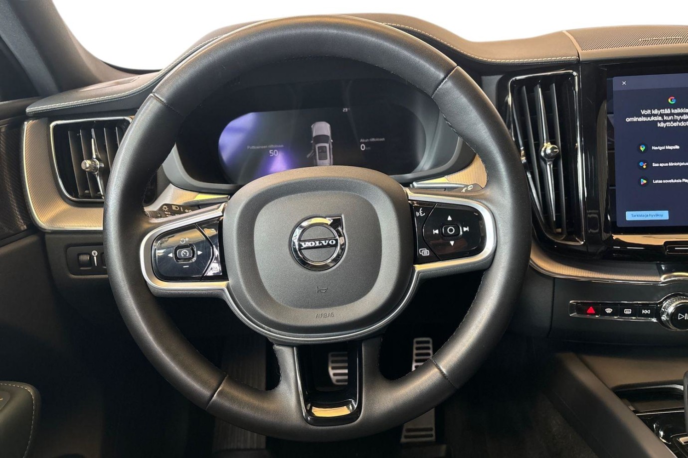 Esittelykuva Volvo XC60 lataushybridiautosta.