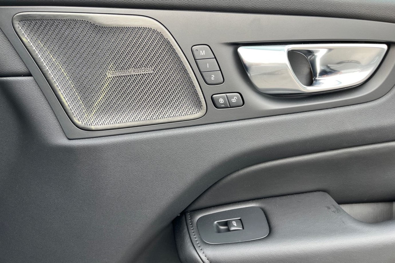 Esittelykuva Volvo XC60 lataushybridiautosta.