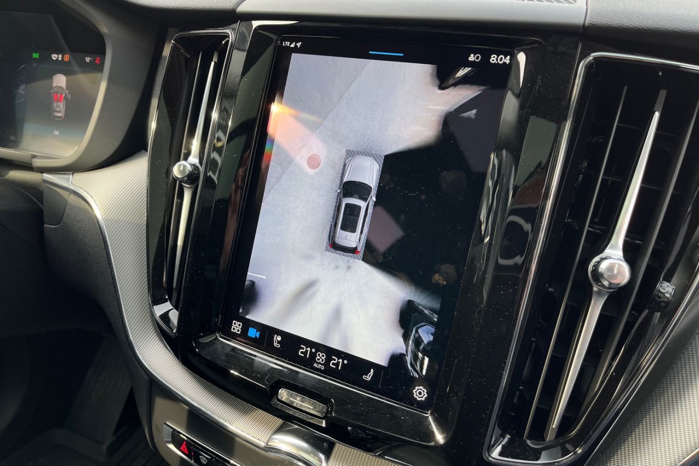 Esittelykuva Volvo XC60 lataushybridiautosta.