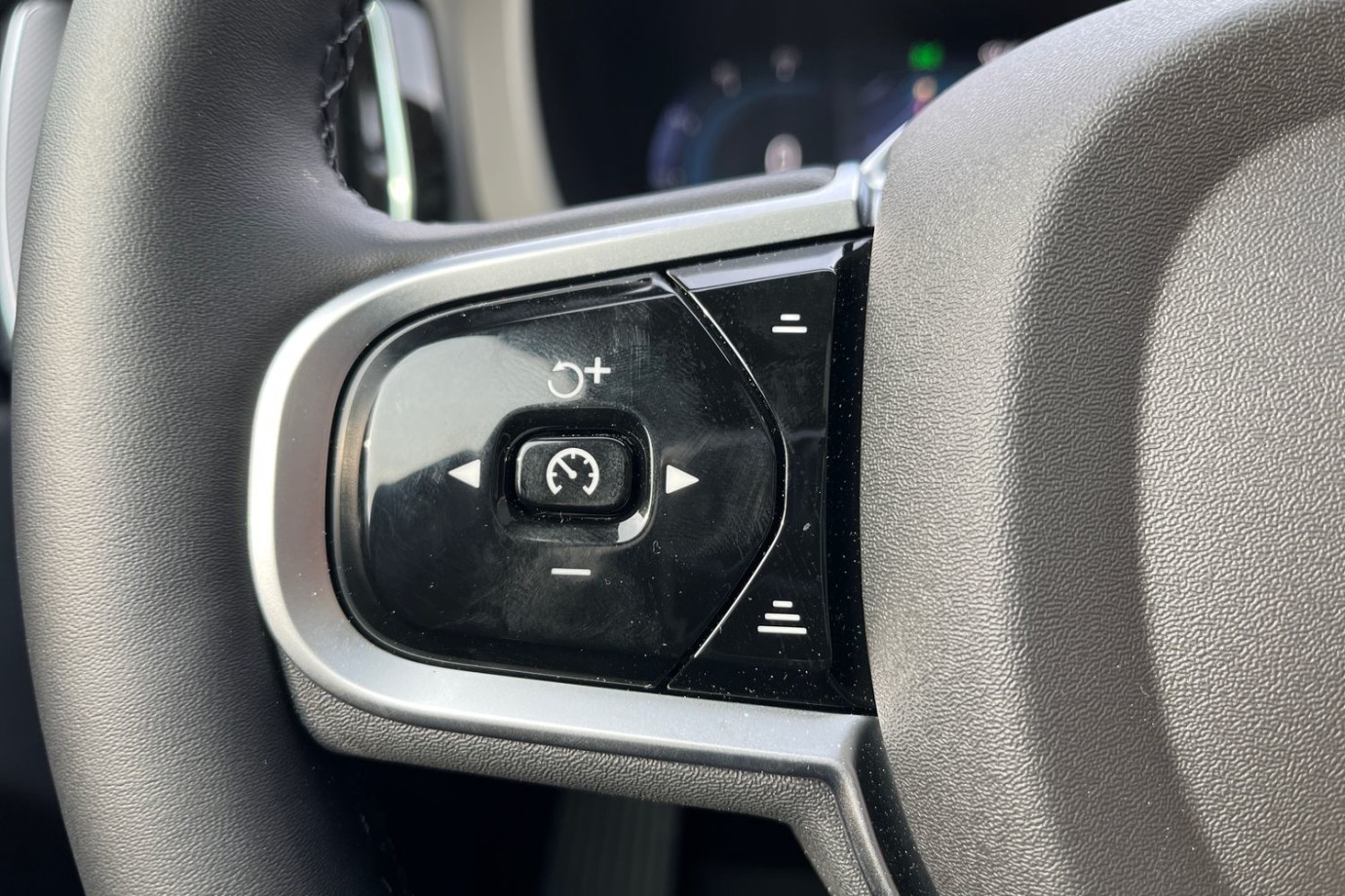 Esittelykuva Volvo XC60 lataushybridiautosta.