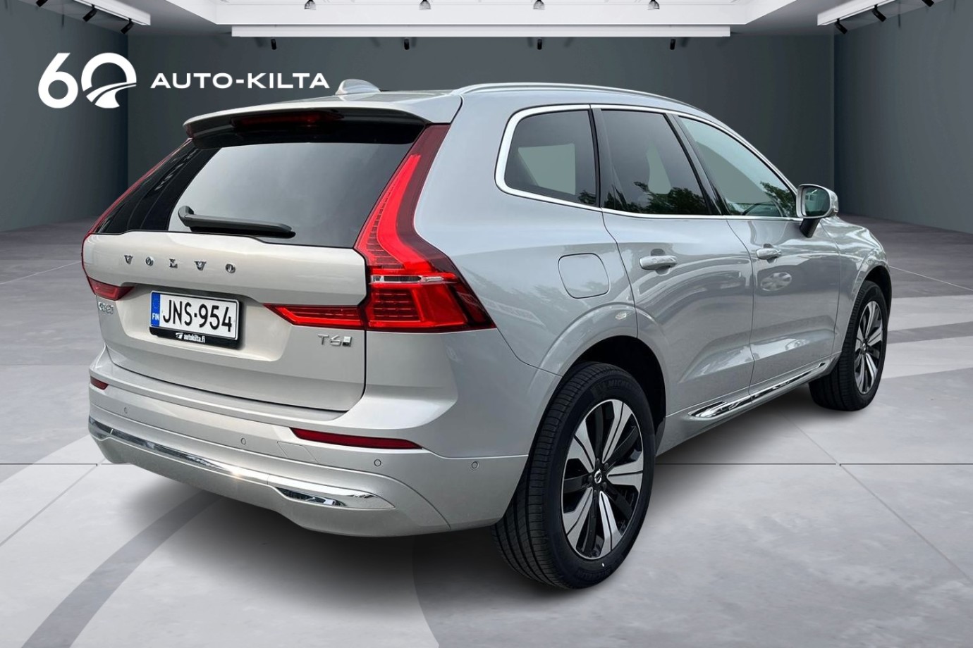 Esittelykuva Volvo XC60 lataushybridiautosta.