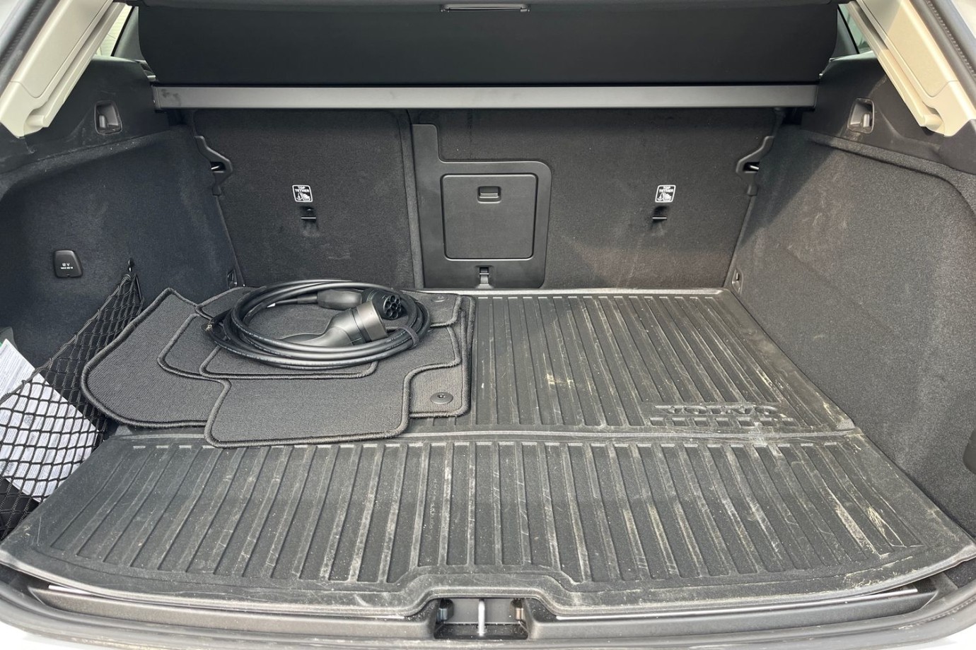 Esittelykuva Volvo XC60 lataushybridiautosta.