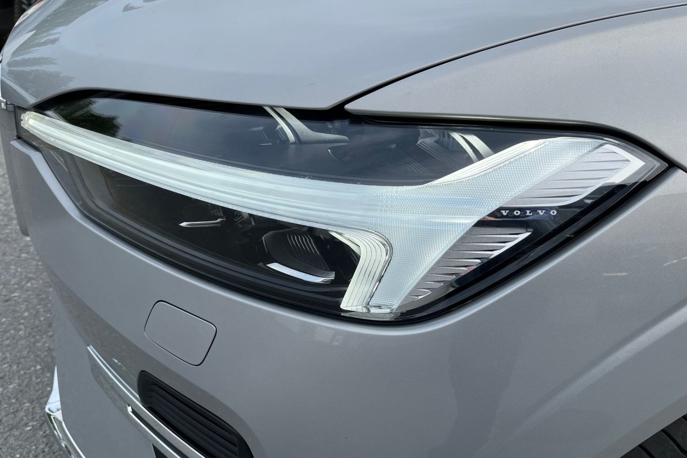 Esittelykuva Volvo XC60 lataushybridiautosta.