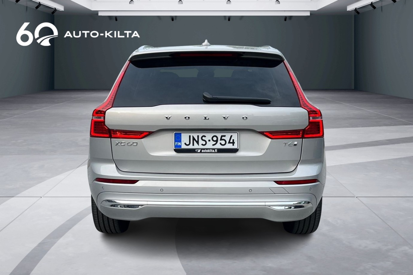 Esittelykuva Volvo XC60 lataushybridiautosta.