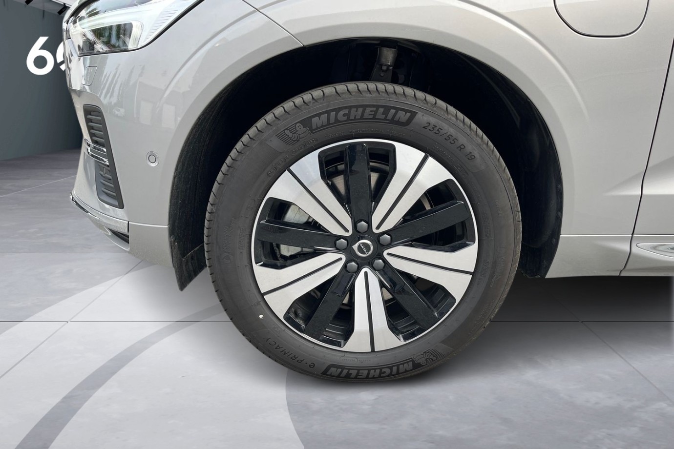 Esittelykuva Volvo XC60 lataushybridiautosta.