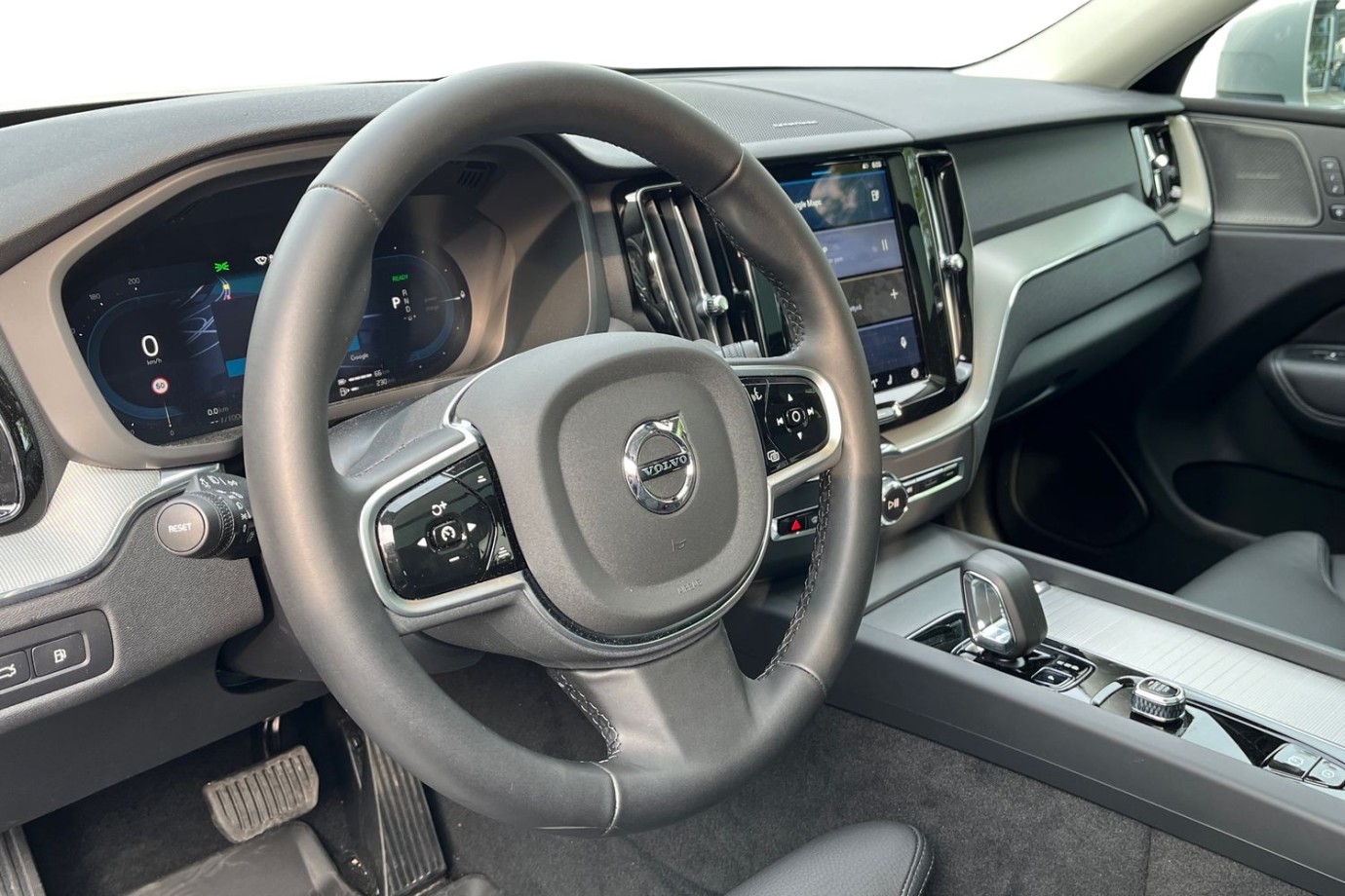 Esittelykuva Volvo XC60 lataushybridiautosta.