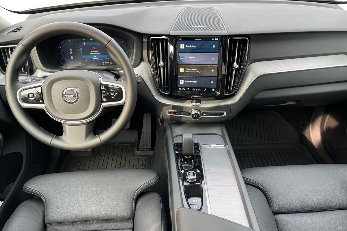 Esittelykuva Volvo XC60 lataushybridiautosta.
