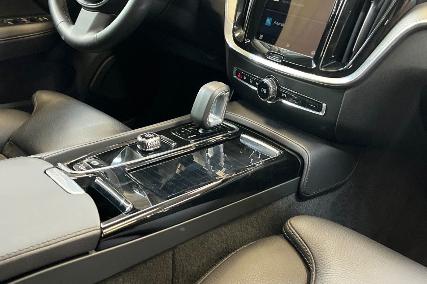Esittelykuva VOLVO V60 lataushybridiautosta.