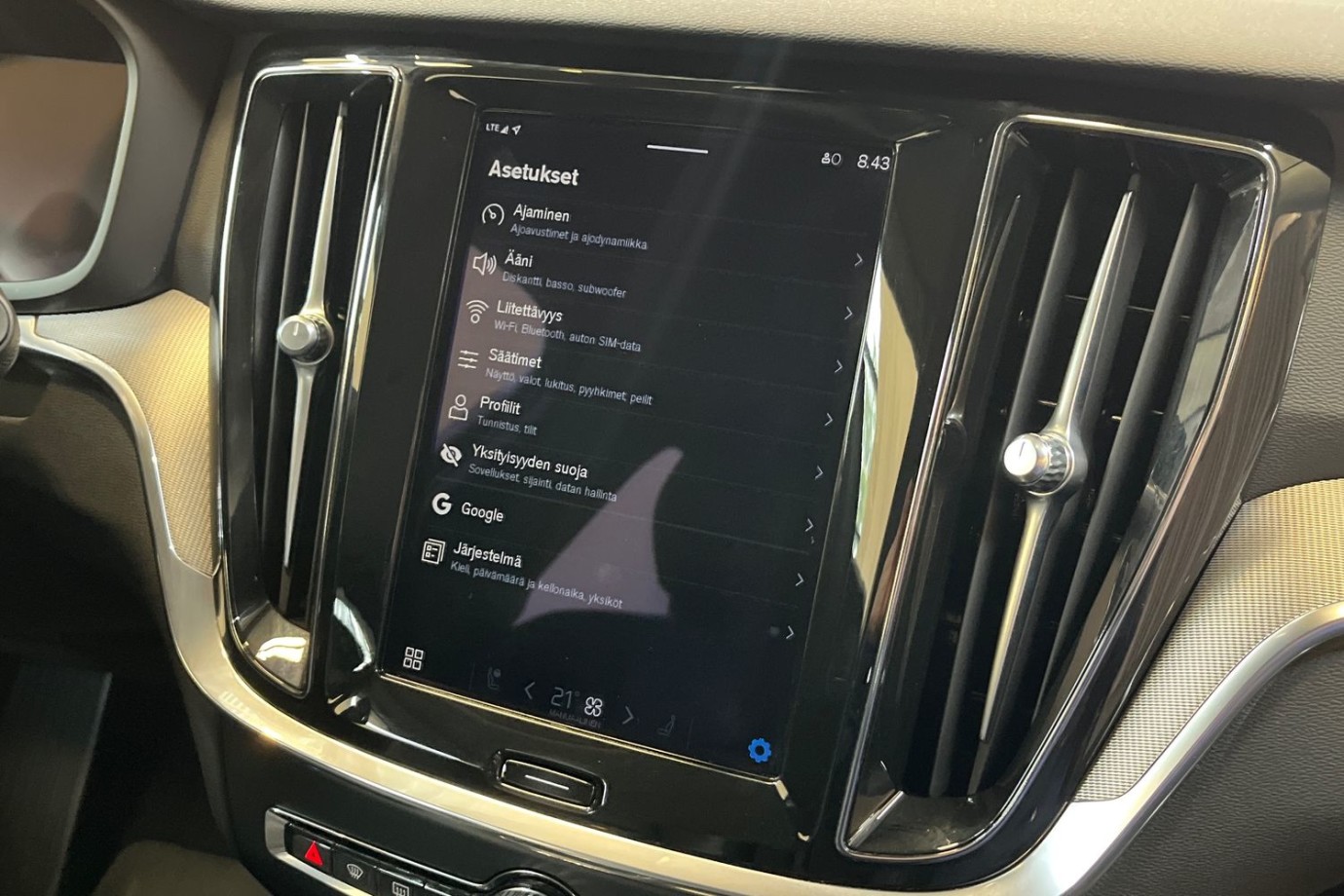 Esittelykuva VOLVO V60 lataushybridiautosta.