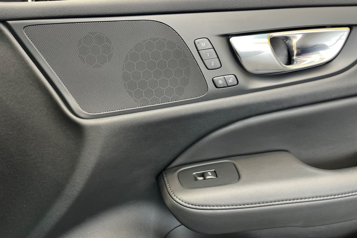 Esittelykuva VOLVO V60 lataushybridiautosta.