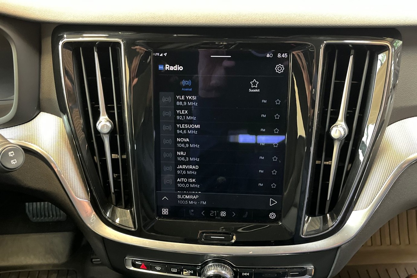Esittelykuva VOLVO V60 lataushybridiautosta.