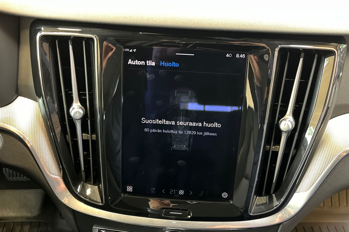 Esittelykuva VOLVO V60 lataushybridiautosta.