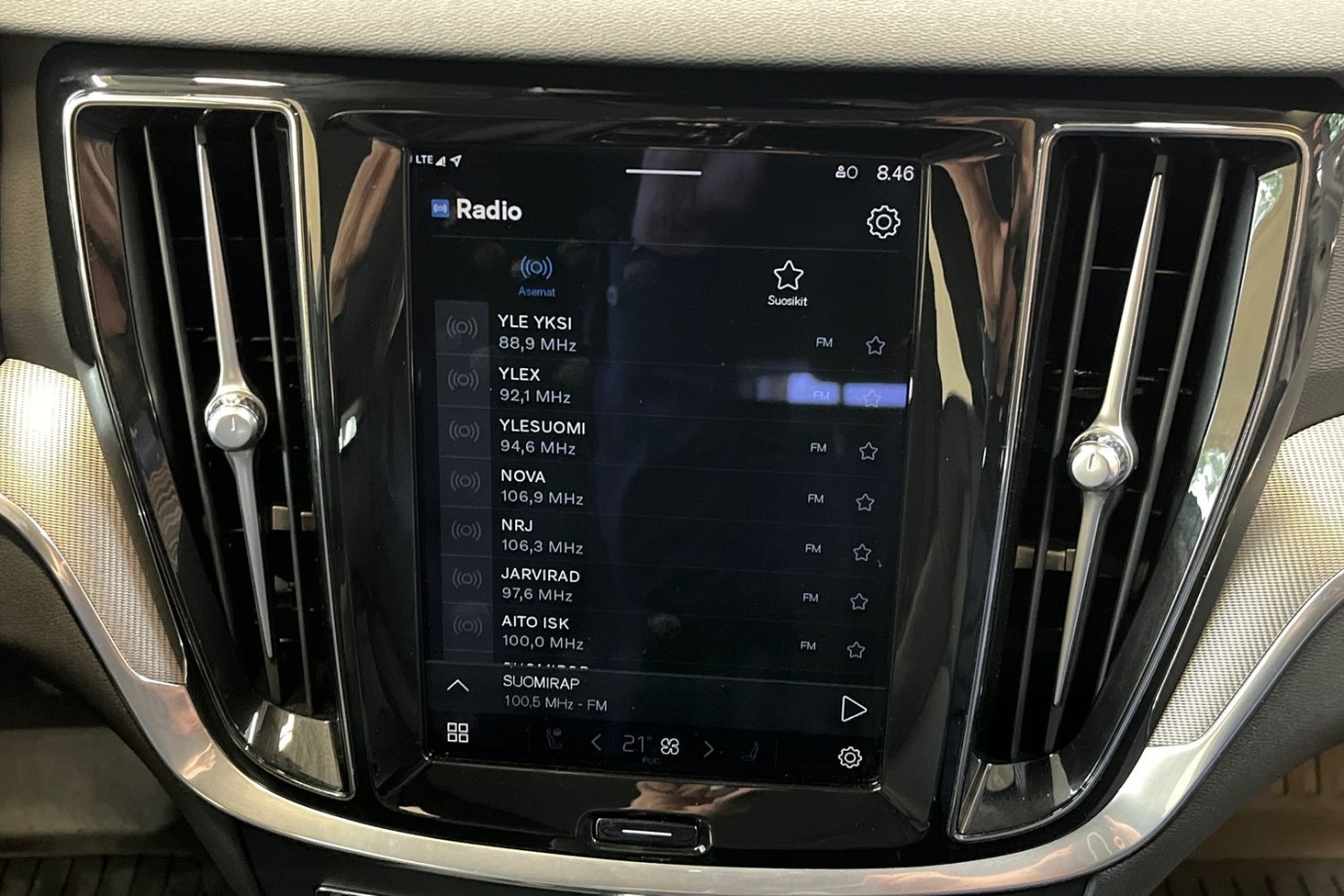 Esittelykuva VOLVO V60 lataushybridiautosta.
