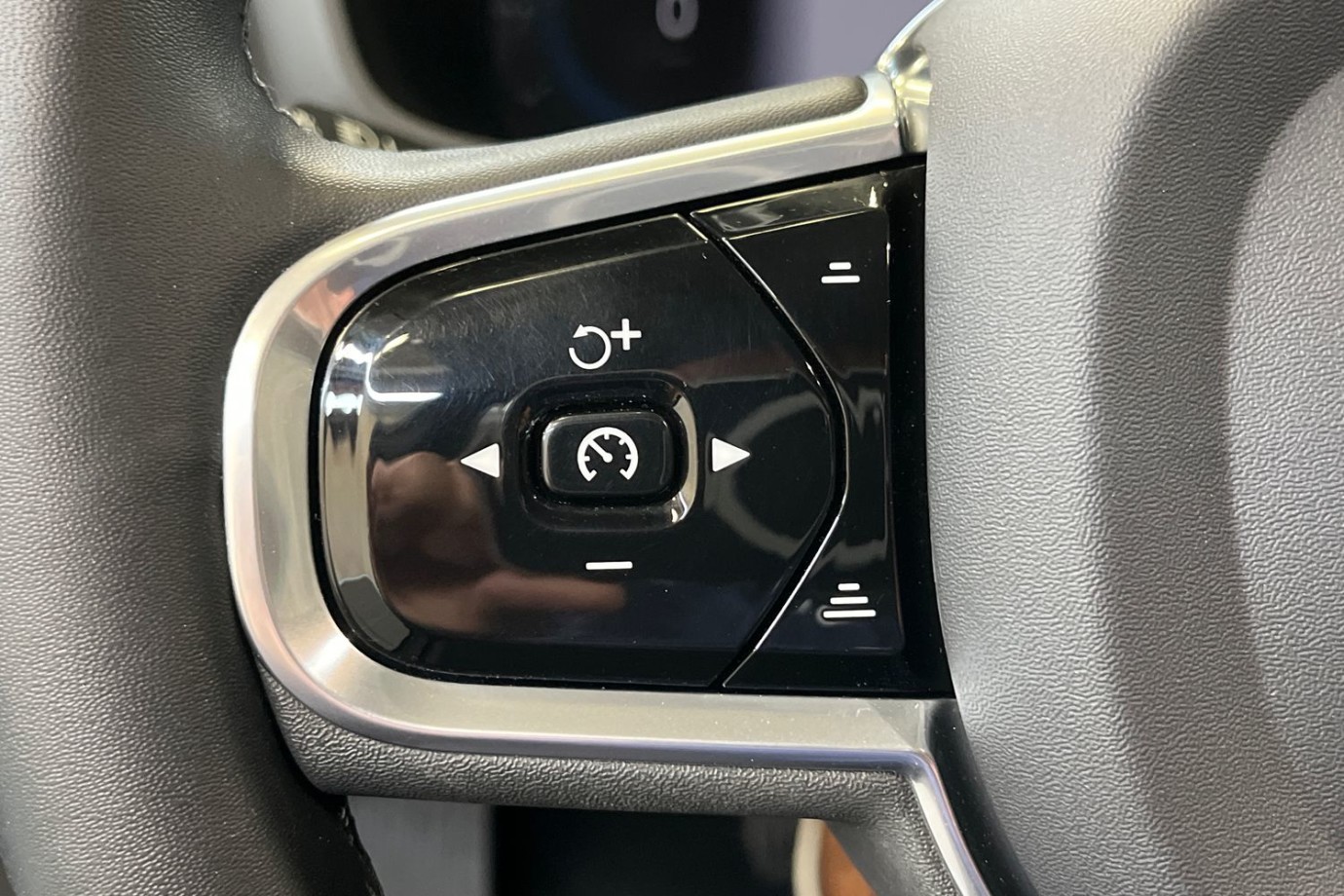 Esittelykuva VOLVO V60 lataushybridiautosta.