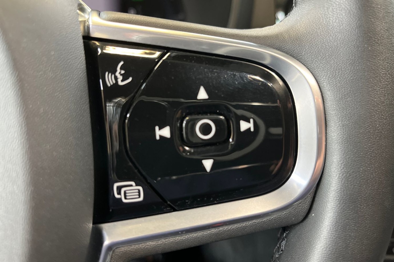 Esittelykuva VOLVO V60 lataushybridiautosta.