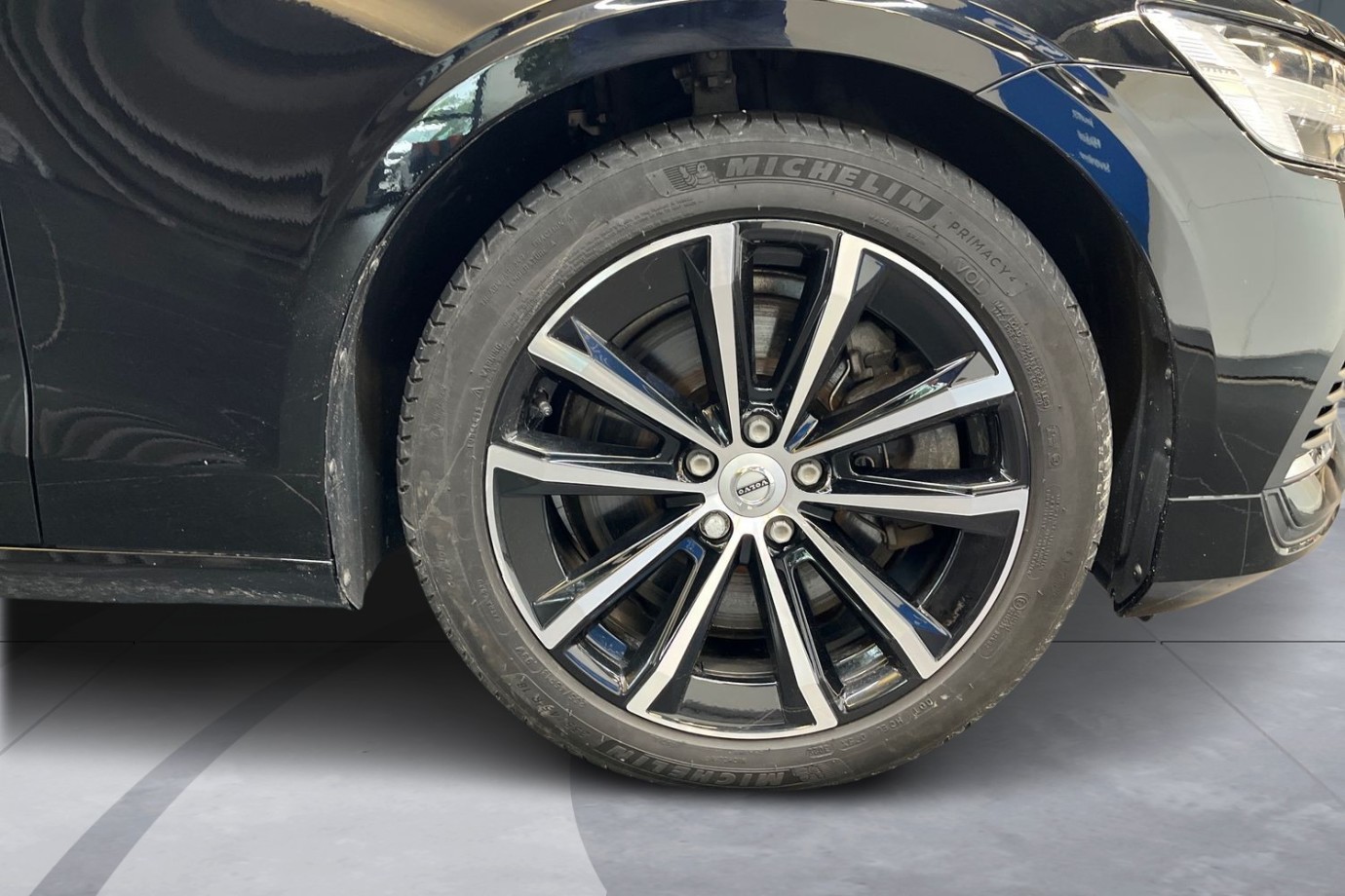 Esittelykuva VOLVO V60 lataushybridiautosta.