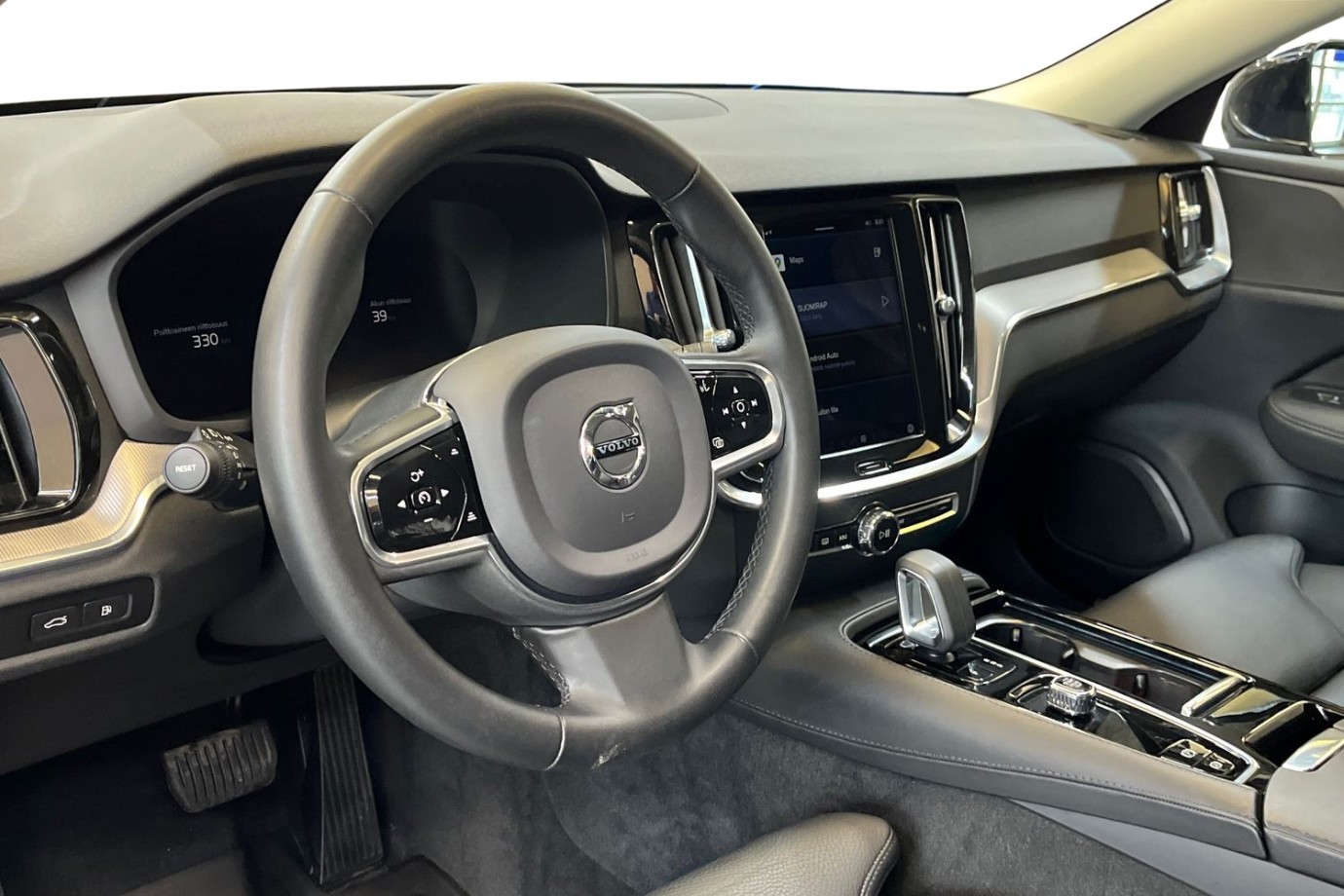 Esittelykuva VOLVO V60 lataushybridiautosta.