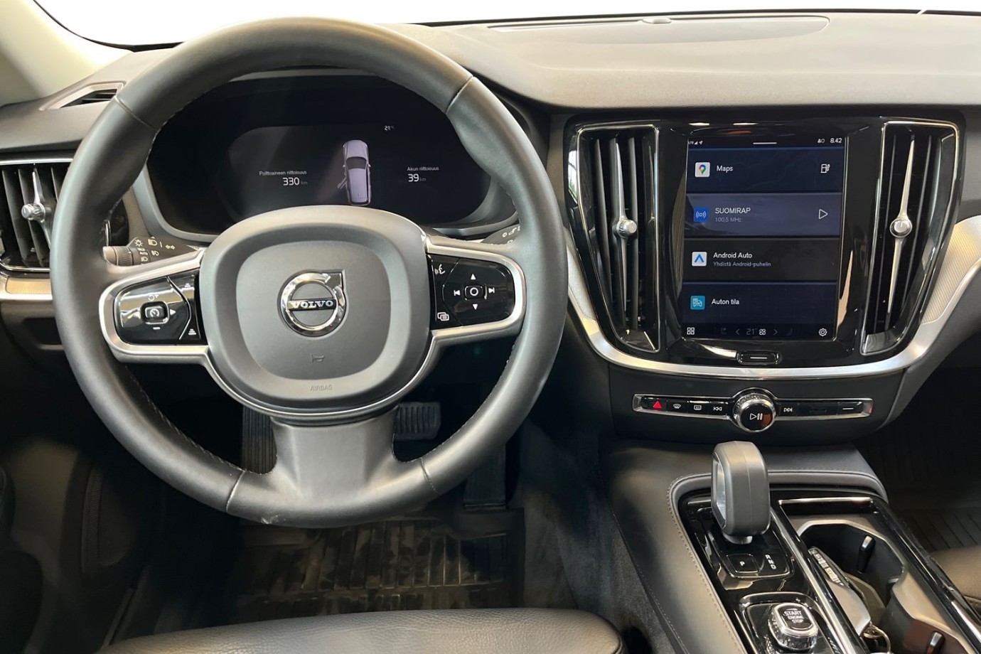Esittelykuva VOLVO V60 lataushybridiautosta.