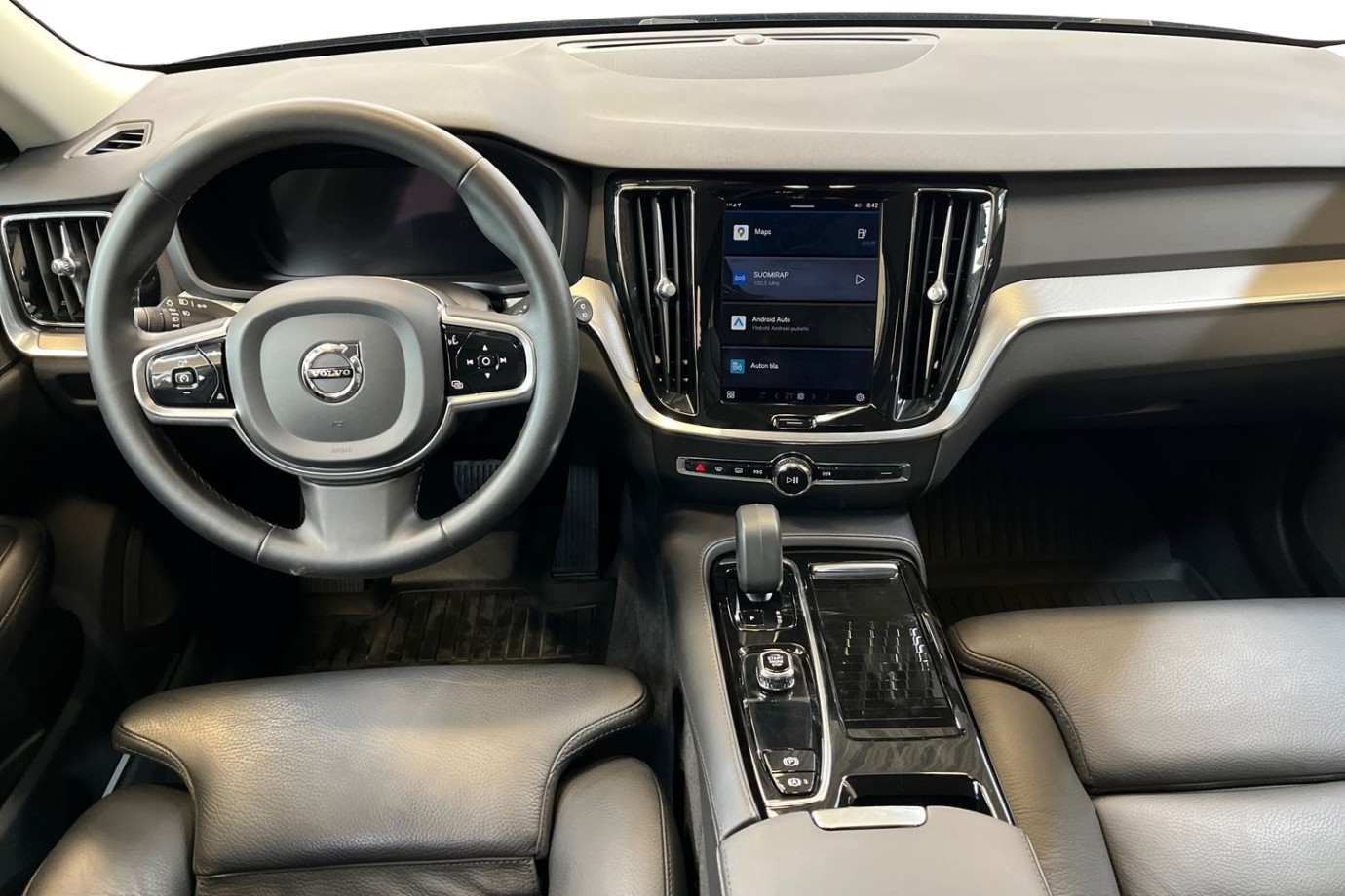 Esittelykuva VOLVO V60 lataushybridiautosta.