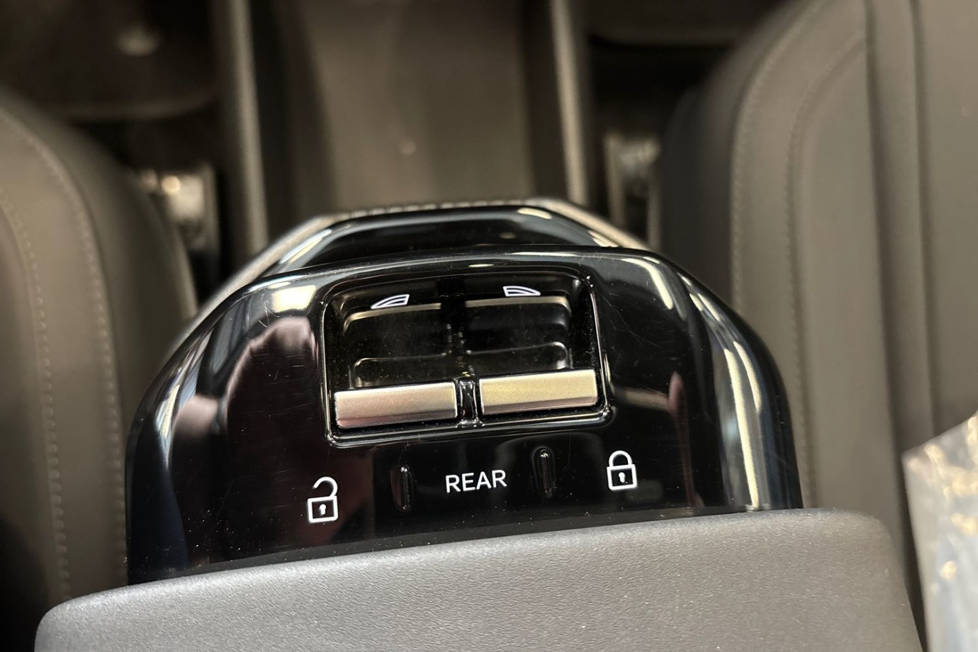 Esittelykuva Volvo EX30 täyssähköautosta.