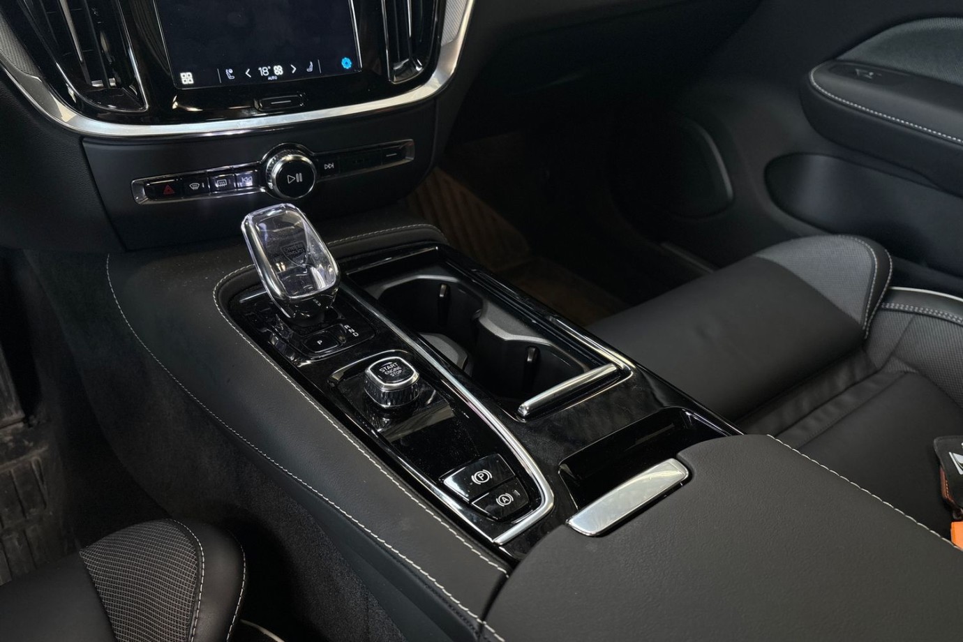 Esittelykuva Volvo V60 lataushybridiautosta.