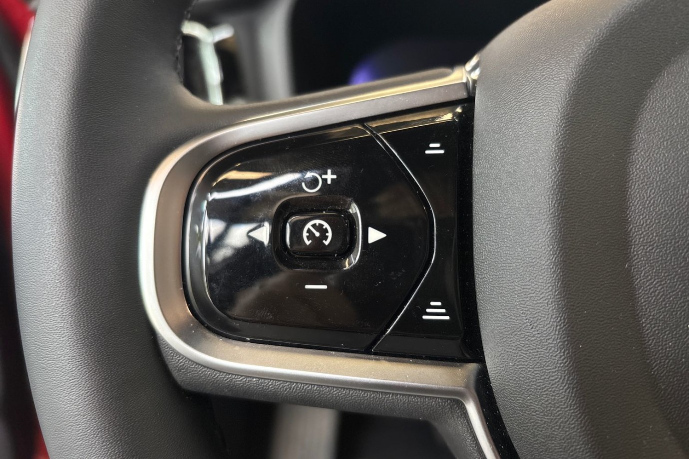 Esittelykuva Volvo V60 lataushybridiautosta.