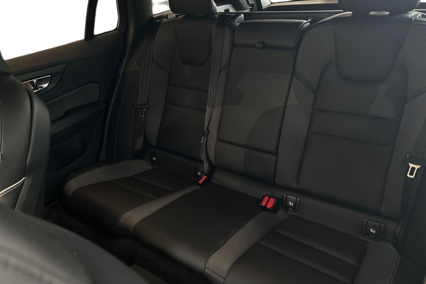 Esittelykuva Volvo V60 lataushybridiautosta.