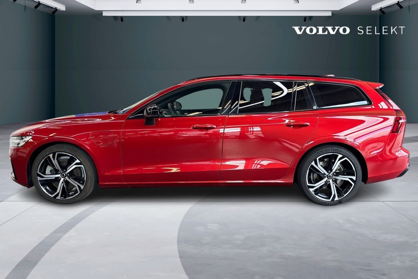 Esittelykuva Volvo V60 lataushybridiautosta.