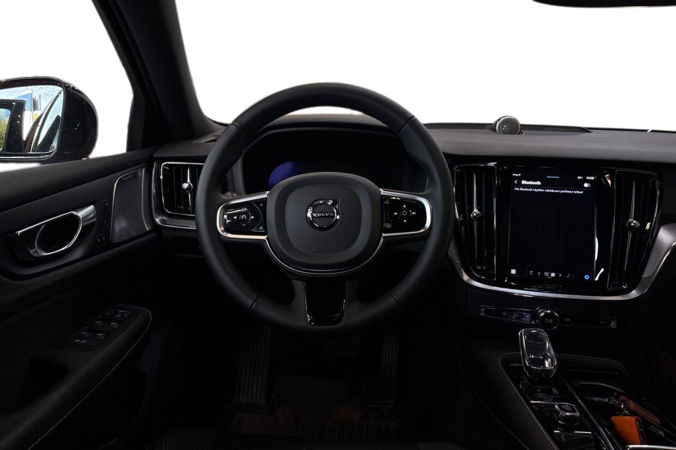 Esittelykuva Volvo V60 lataushybridiautosta.