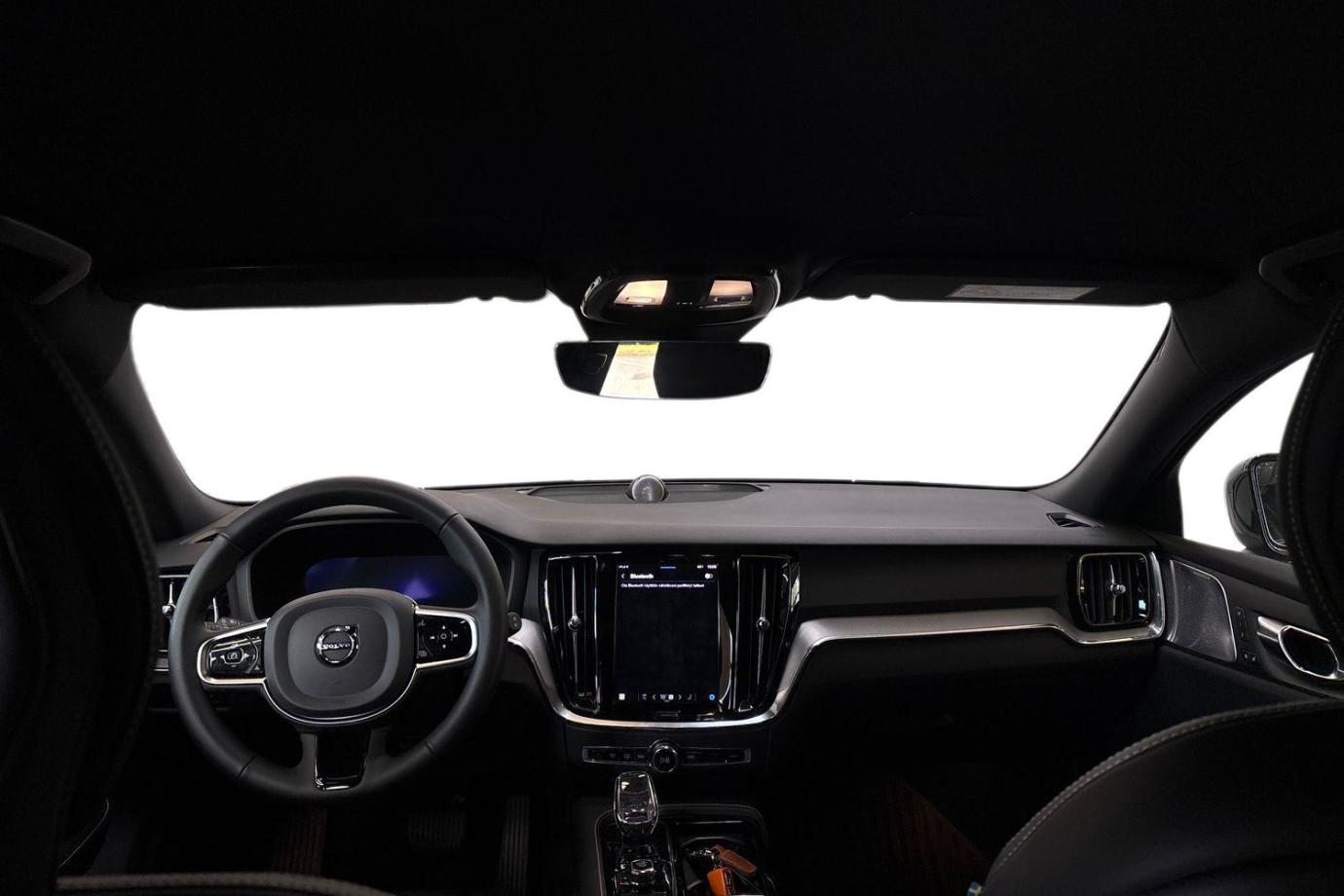 Esittelykuva Volvo V60 lataushybridiautosta.