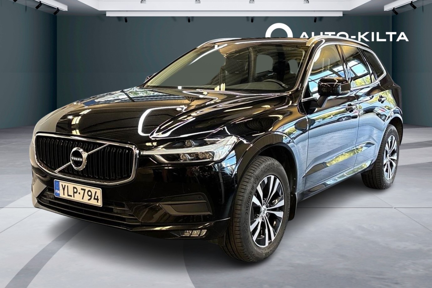 Esittelykuva Volvo XC60 kevythybridiautosta.
