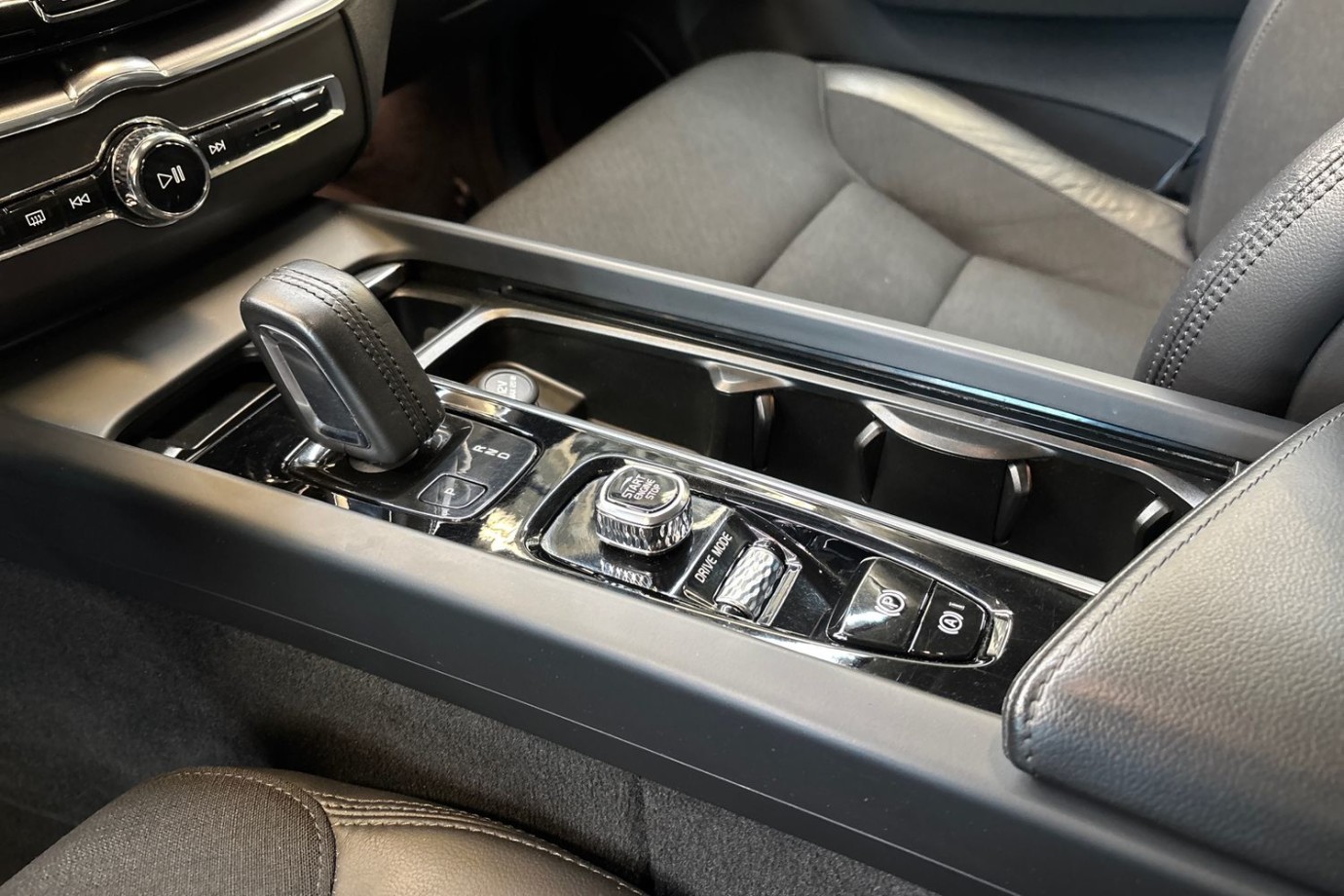 Esittelykuva Volvo XC60 kevythybridiautosta.