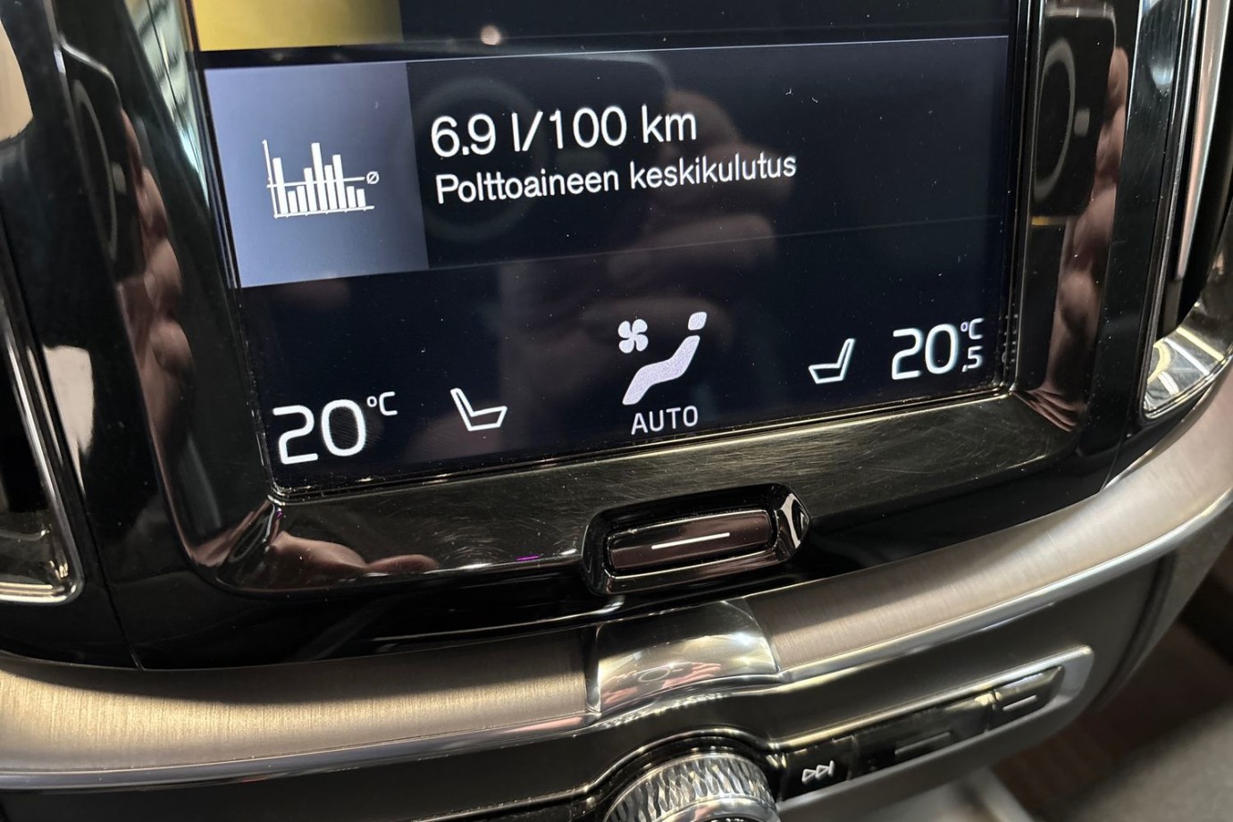 Esittelykuva Volvo XC60 kevythybridiautosta.
