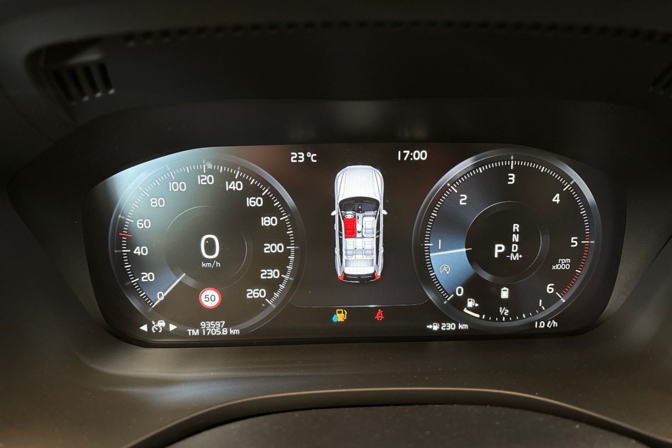 Esittelykuva Volvo XC60 kevythybridiautosta.