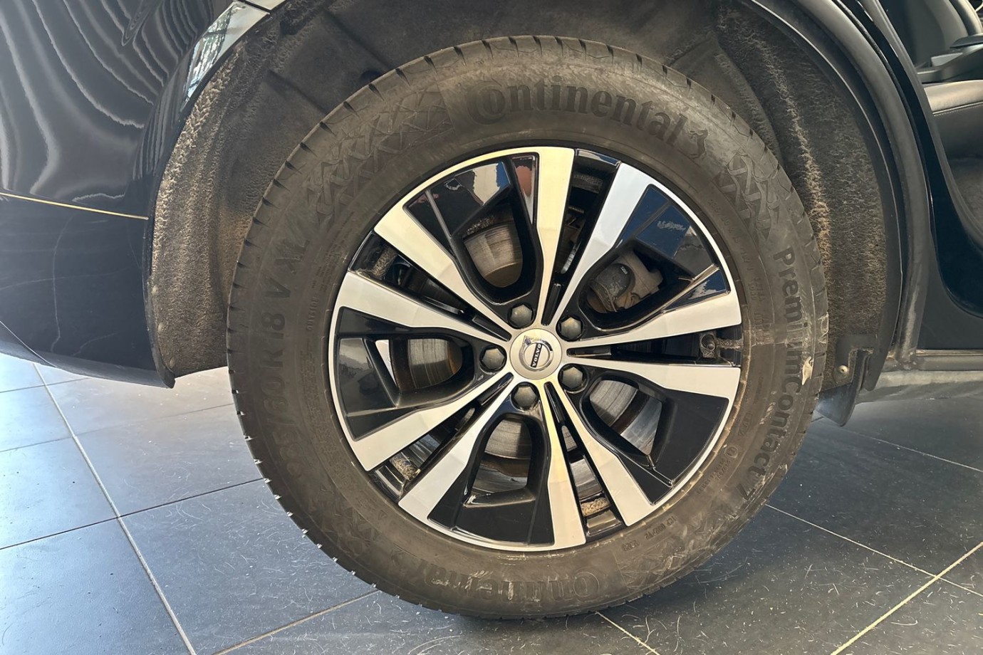Esittelykuva Volvo XC60 kevythybridiautosta.