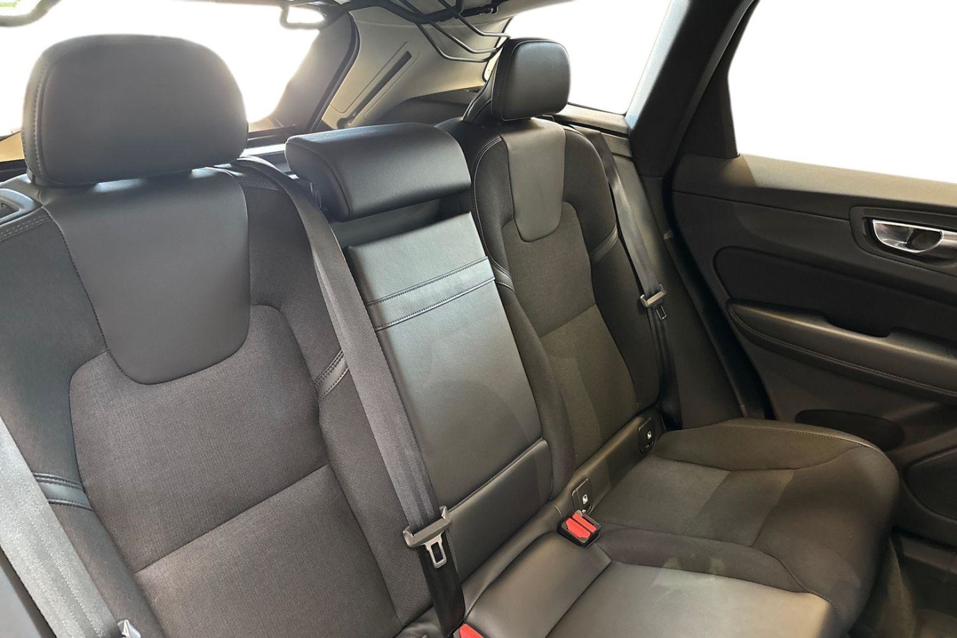Esittelykuva Volvo XC60 kevythybridiautosta.