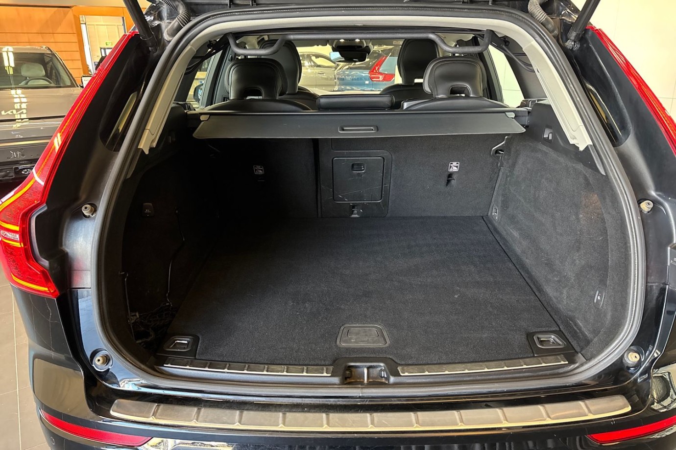 Esittelykuva Volvo XC60 kevythybridiautosta.