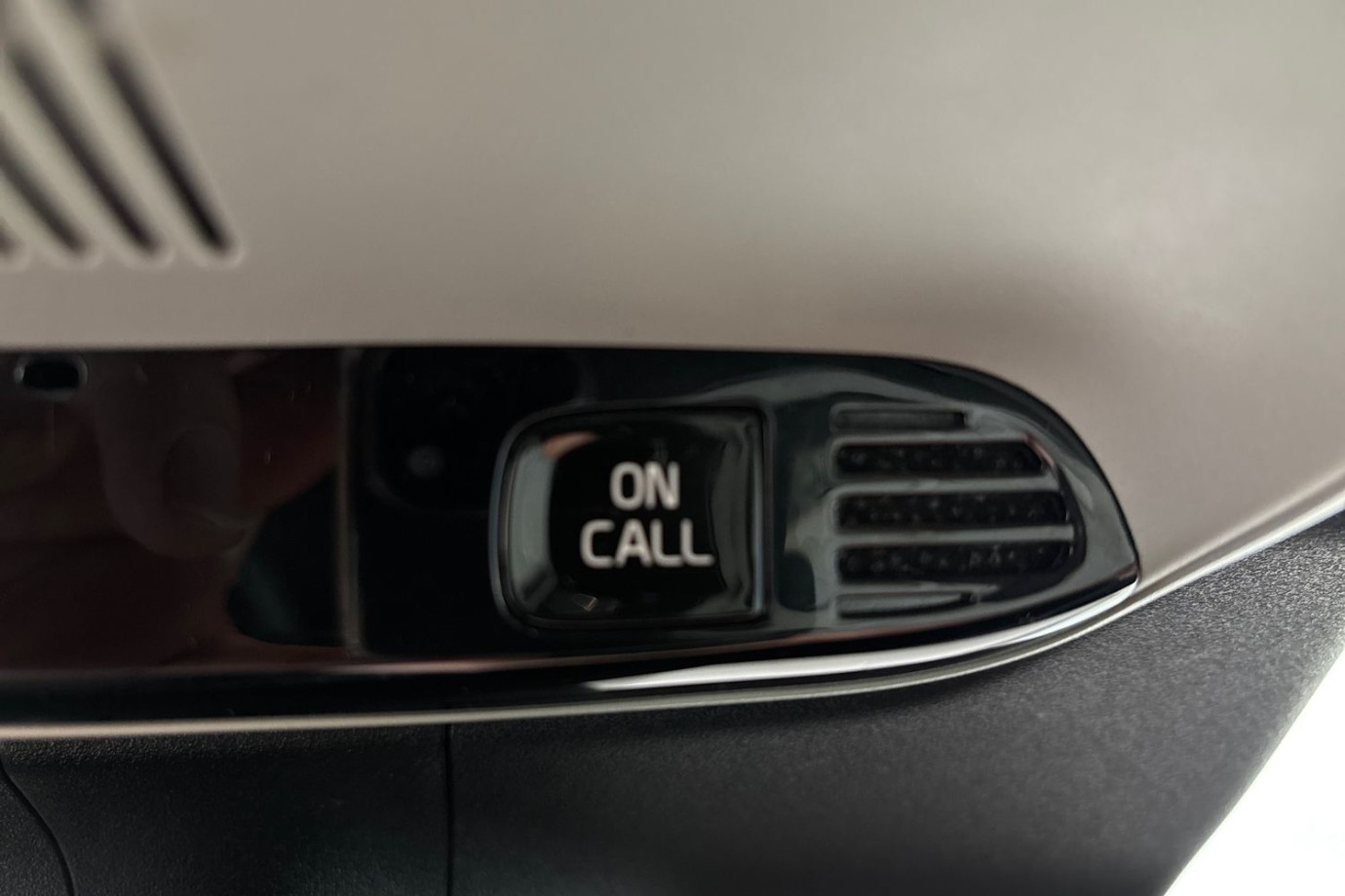 Esittelykuva Volvo XC60 kevythybridiautosta.