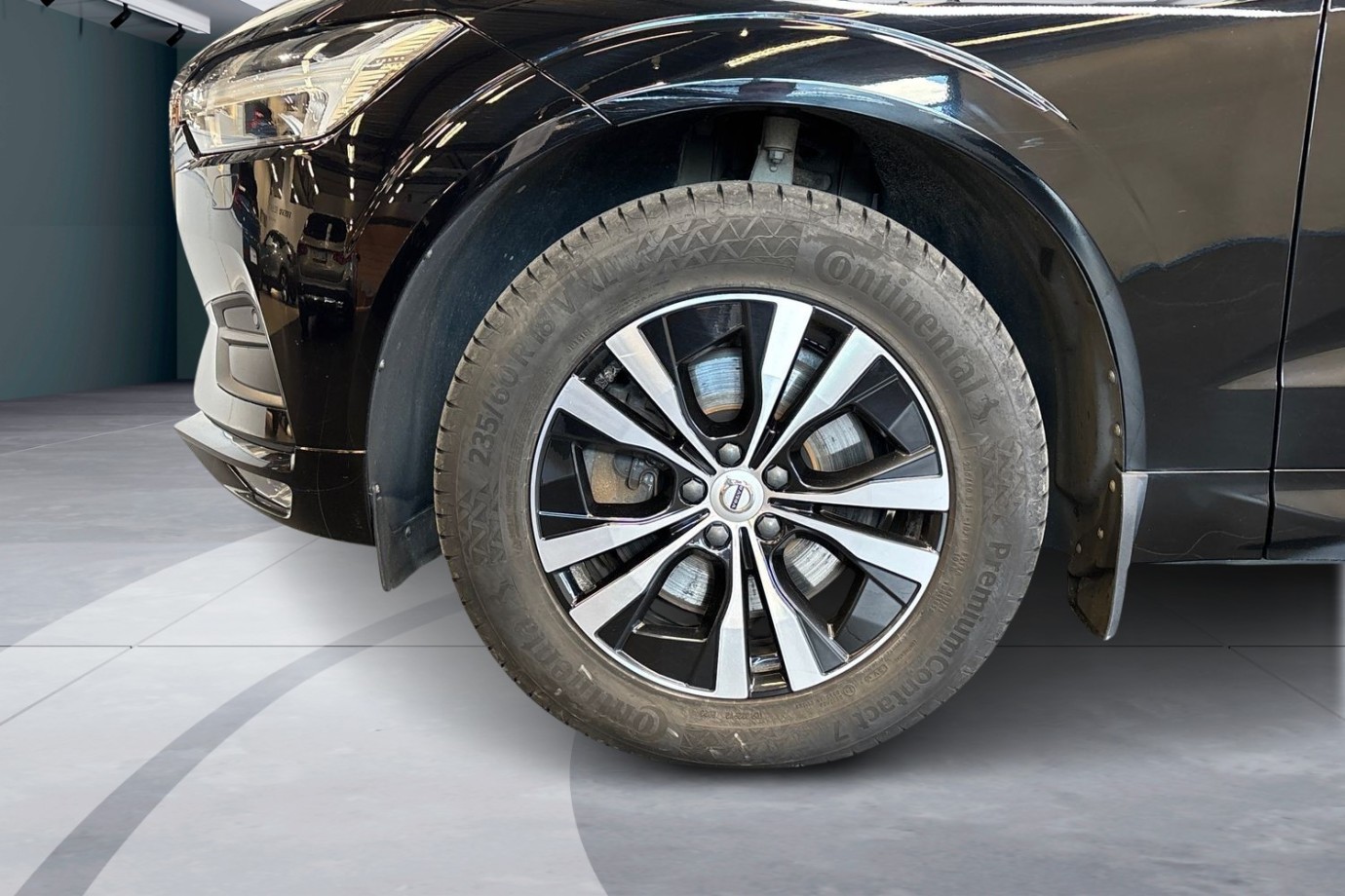 Esittelykuva Volvo XC60 kevythybridiautosta.