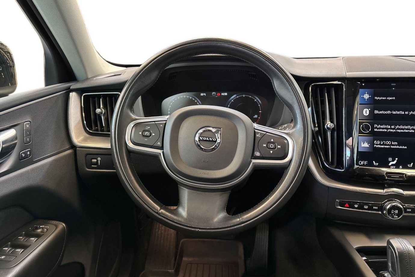 Esittelykuva Volvo XC60 kevythybridiautosta.