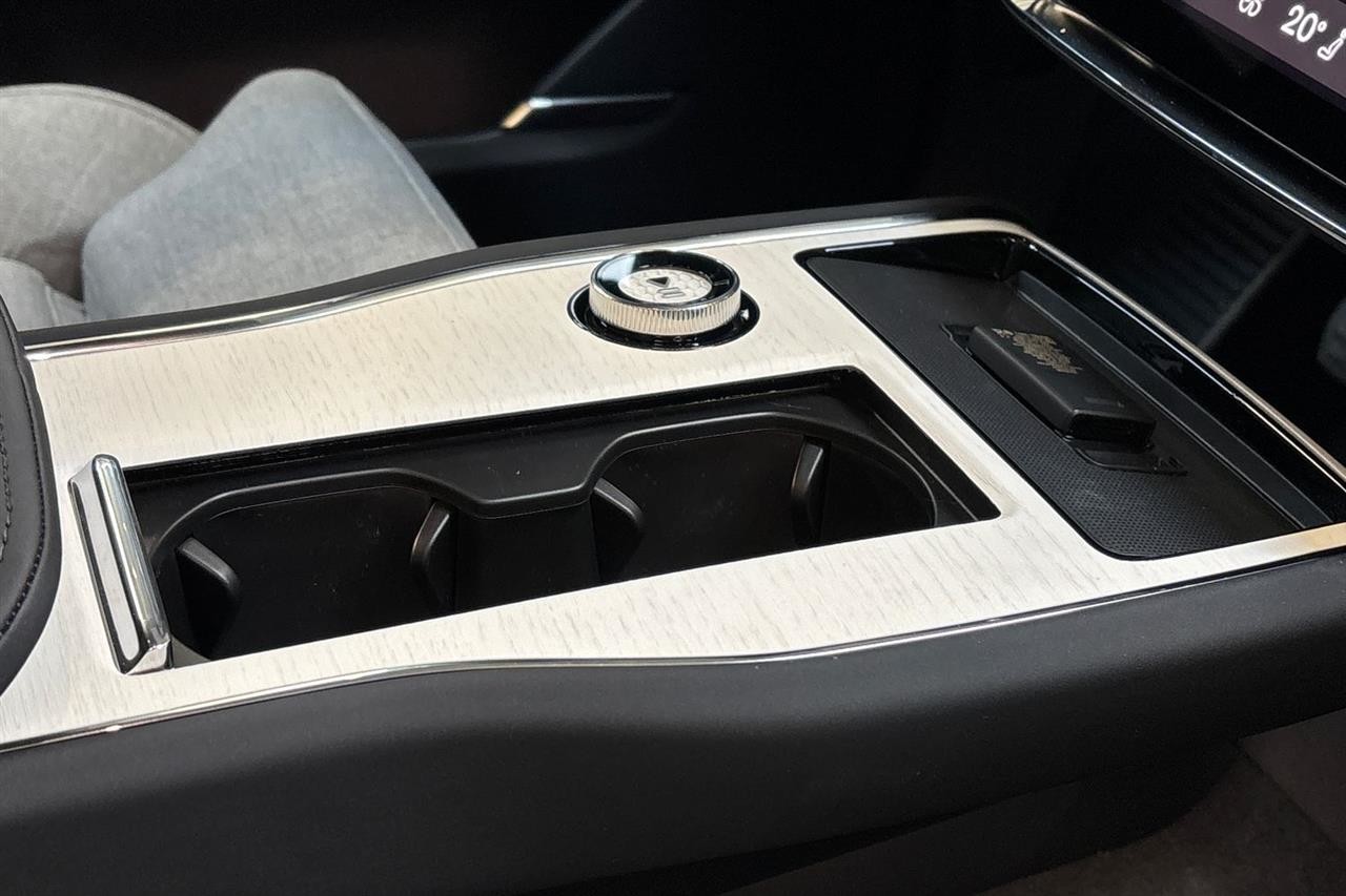 Esittelykuva Volvo EX90 täyssähköautosta.