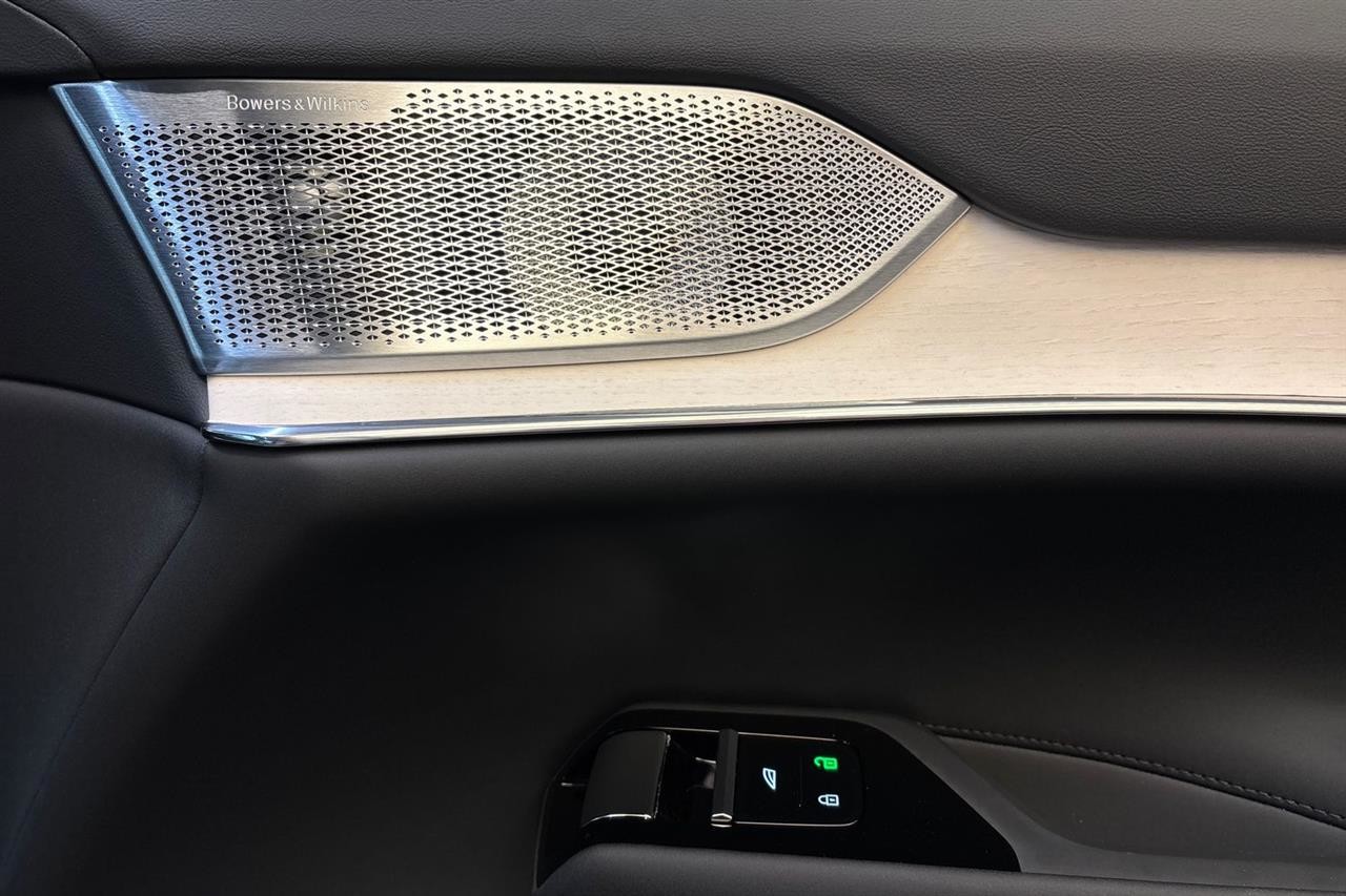 Esittelykuva Volvo EX90 täyssähköautosta.